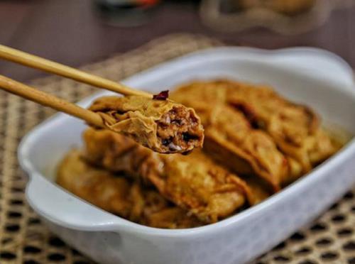 火锅食材豆腐皮的华丽变身：豆腐皮猪肉卷