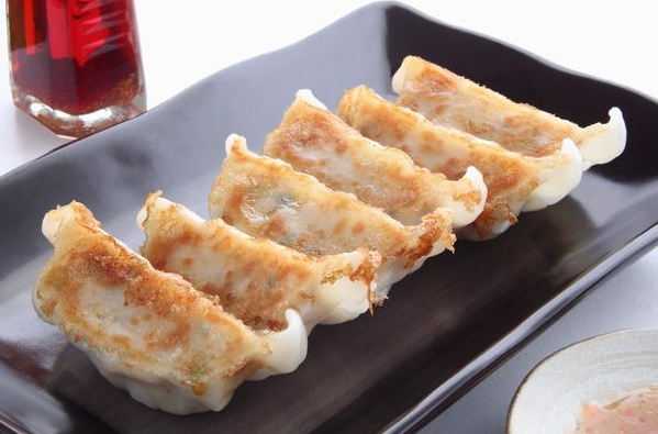 速冻饺子变锅贴教程+饺子皮葱油饼教程，超级简单一学就会 